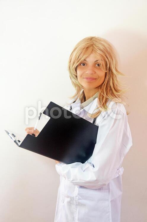 白背景　スペイン人　ファイルを持っている医者 女性,若い,医者の写真素材