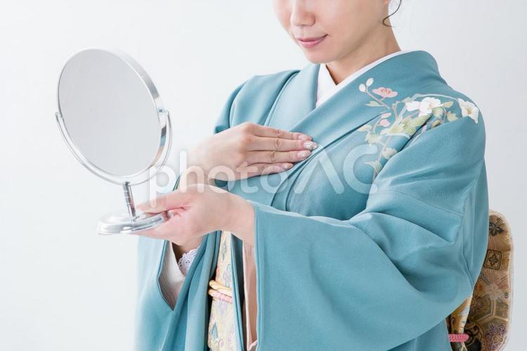 鏡を見る着物姿の女性（着物） 着物,女性,着付けの写真素材