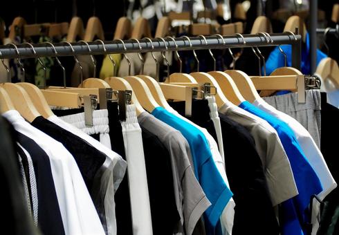 たくさんの洋服がかかったハンガーラック ファッション,服,ハンガーラックの写真素材