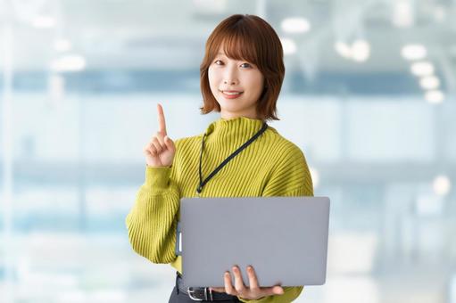 パソコンを持つ女性・ビジネスウーマン パソコンを持つ女性・ビジネスウーマン 女性,パソコン,笑顔の写真素材