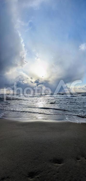 夕暮れの砂浜と雲 海,波,夕日の写真素材