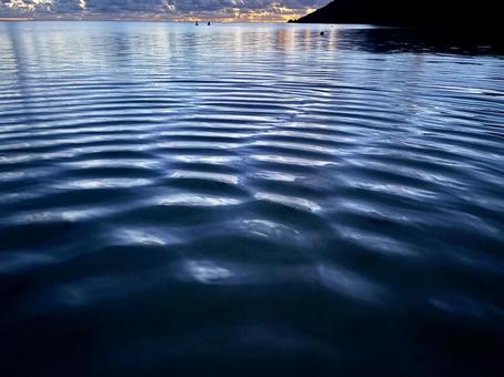 波紋 波紋 海,暗い,海辺の写真素材