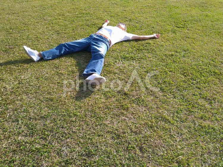 寝転ぶ男性 寝転ぶ,大の字,男性の写真素材