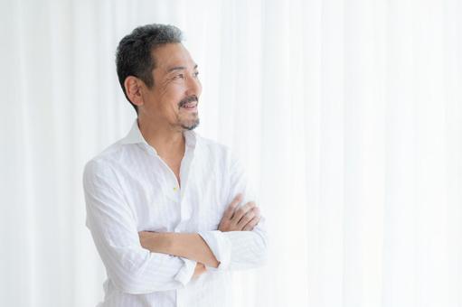 リビングでスキンケアをするミドルの男性 ビューティー,スキンケア,男性の写真素材