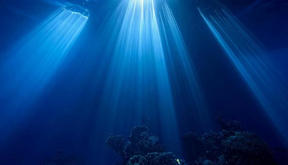 深海に広がる青い光の柱 深海に広がる青い光の柱の写真