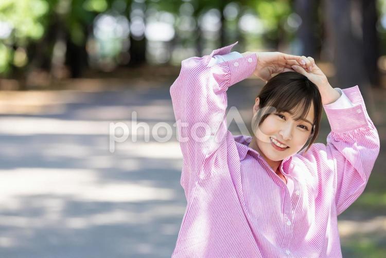 カメラ目線で微笑む女性 女性,笑顔,健康の写真素材