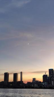 夕方、三日月、海辺 夕方、三日月、海辺 夕日,三日月,夕焼けの写真素材