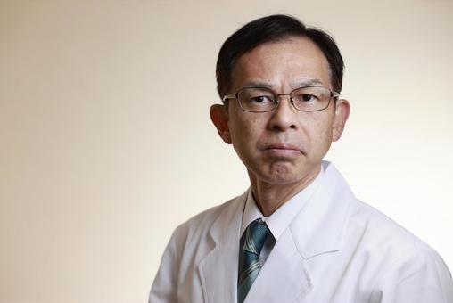 白衣 中年男性 白衣 中年男性 日本人,60代,シニアの写真素材