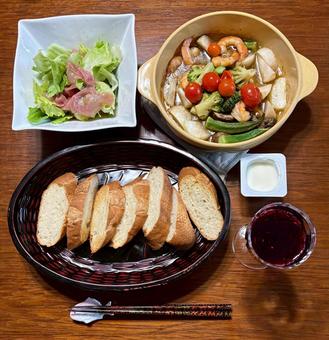 アヒージョとボージョレ ヌーボー等の夕食 夕食,ご飯,フランスパンの写真素材