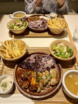 チキンのプレートランチ チキンのプレートランチ カフェ,プレート,ランチの写真素材