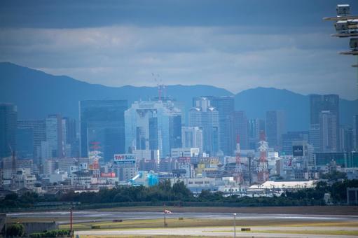 伊丹空港展望デッキから見た梅田方面の写真