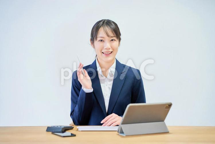 パソコンを操作するスーツ姿の女性 女性,スーツ,ビジネスの写真素材