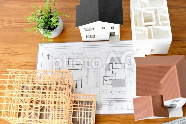 机に置かれた住宅・不動産模型のイメージ 家,一軒家,戸建ての写真素材