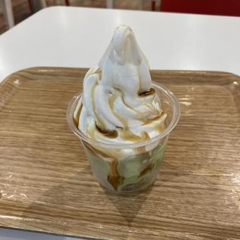 ソフトクリームと抹茶アイスのパフェ2 ソフトクリームと抹茶アイスのパフェ2の写真