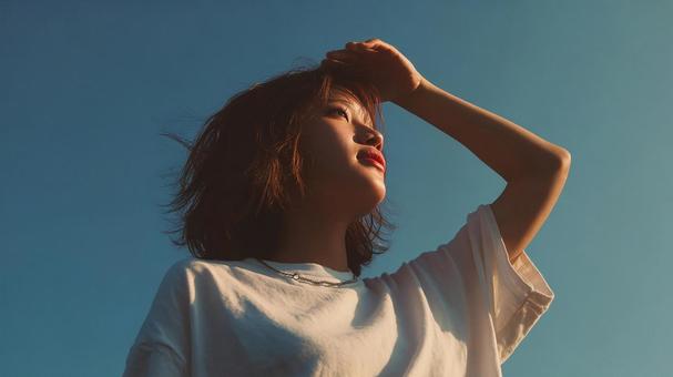 青空を見上げる女性 青空を見上げる女性の写真