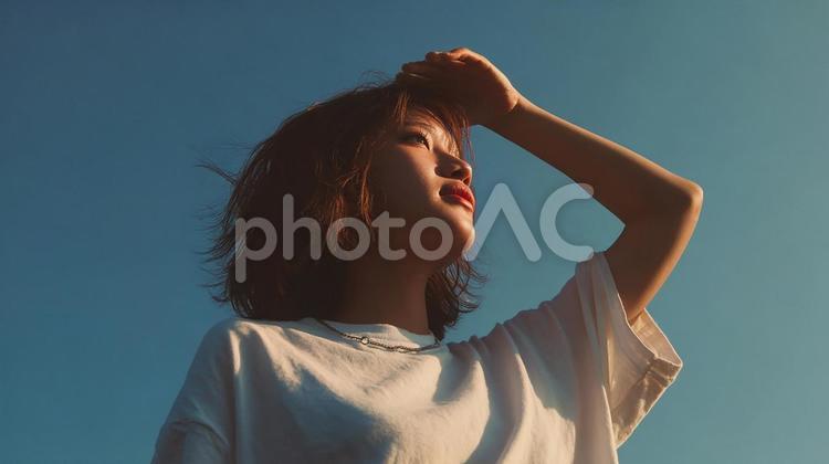 青空を見上げる女性 女性,顔,ポートレートの写真素材