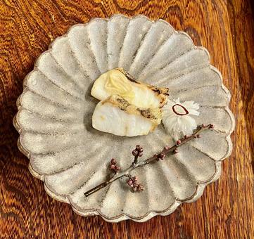 梅の枝を添えた魚の切り身と和食器 魚料理,焼き魚,西京焼きの写真素材