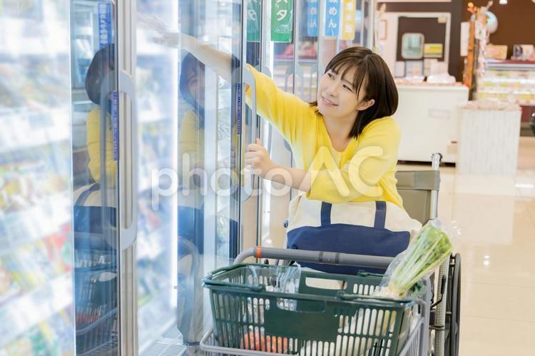 スーパーで買物をする障がい者の女性 スーパー,女性,人物の写真素材