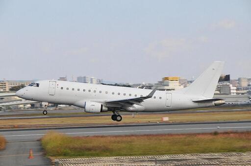 飛行機　エンブラエル　白 旅客機,航空機,エンジンの写真素材