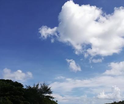 晴れの日の石垣島の空-1 晴れの日の石垣島の空-1の写真