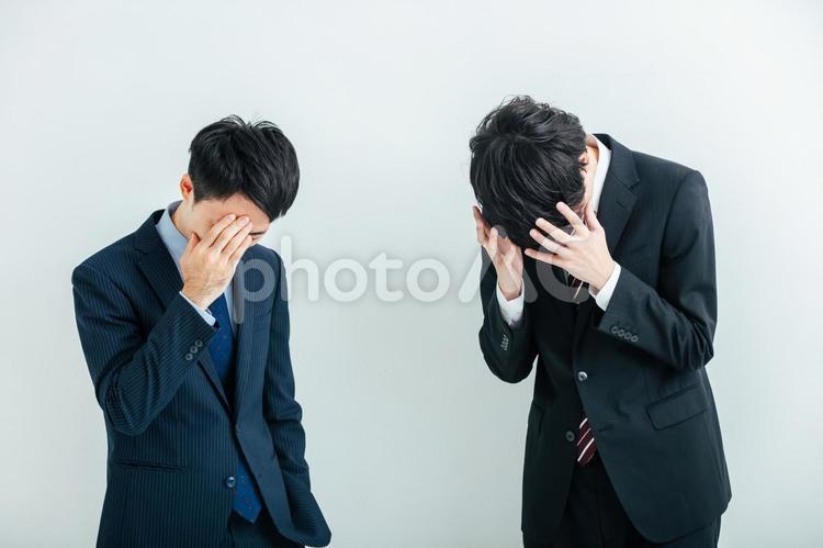 頭を抱えるビジネスマン　Business ビジネス,ビジネスマン,悩みの写真素材