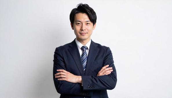 腕組みをするビジネスパーソンの写真