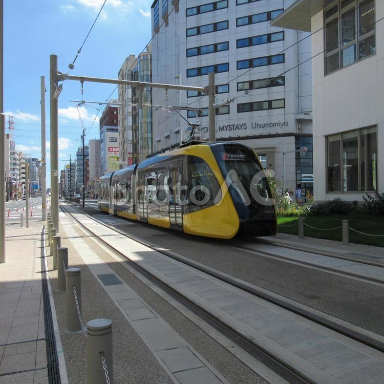 宇都宮駅に向かうLRTの上り車両 lrt,宇都宮,栃木県の写真素材