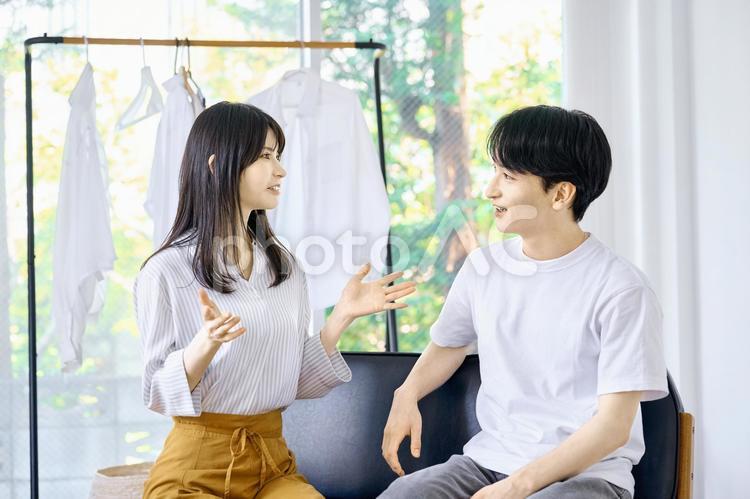 夫婦　カップル　話す　部屋　家 夫婦,カップル,話すの写真素材