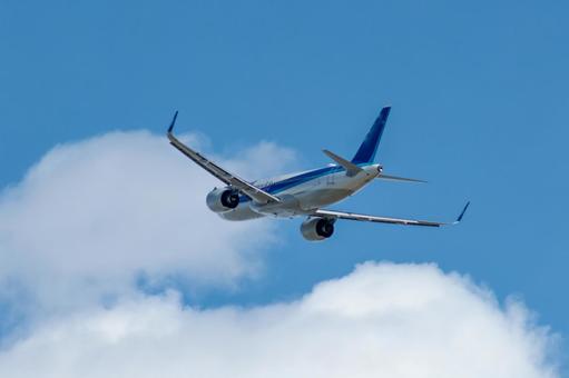 青空と滑走路、夏の佐賀空港 青空と滑走路、夏の佐賀空港 飛行機,航空機,旅客機の写真素材