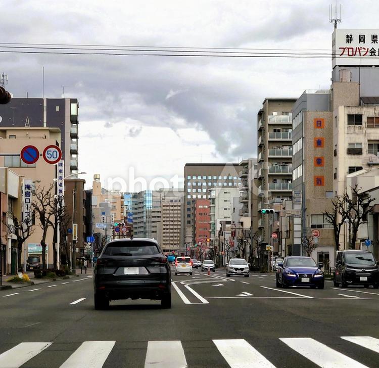 ビジネスビル街と二車線道路 ビル,道路,車の写真素材
