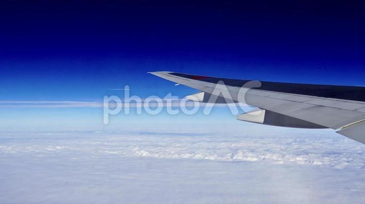 飛行機の翼と雲海と青空 飛行機,空,雲海の写真素材