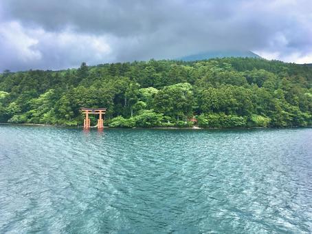 芦ノ湖と平和の鳥居 芦ノ湖と平和の鳥居の写真