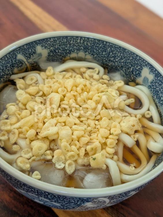 冷やしたぬきうどん 冷やし,うどん,たぬきうどんの写真素材