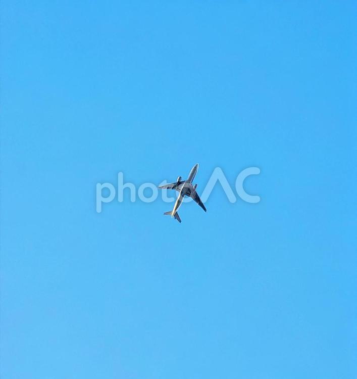飛行機(背景用、文字入れ可) 飛行機,ジェット機,ワンポインの写真素材