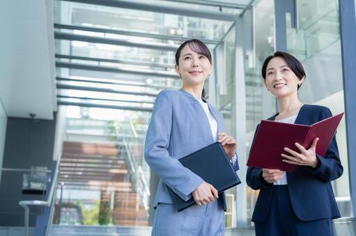 オフィスで仕事をするビジネスウーマン ビジネス,会議,ビジネスウーマンの写真素材