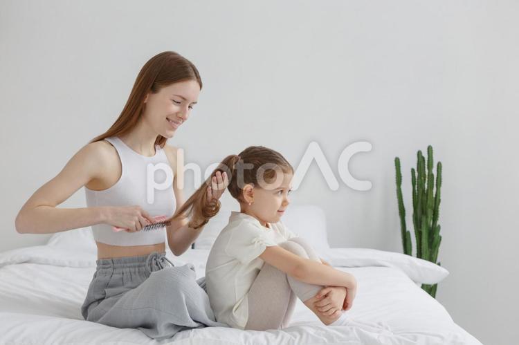 女の子の髪をとかすとかす女性3 親子,女性,女の子の写真素材