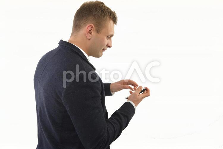スマホを持つ外国人男性9 男性,スマホ,白バックの写真素材