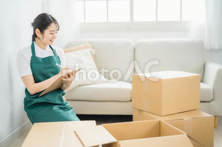 引越し作業をする女性（チェック） 引越し,ダンボール,荷物の写真素材