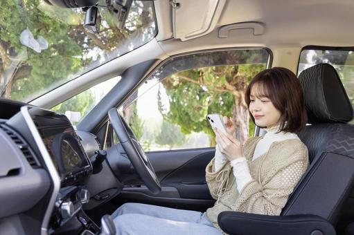 若い女性　運転　停車　スマートフォン 女性,ドライブ,自動車の写真素材