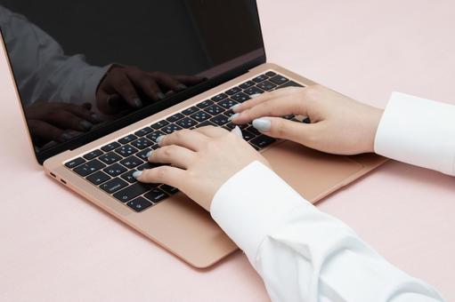 パソコン操作 ビジネス,パソコン,手元の写真素材