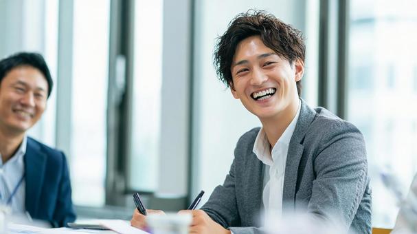 ワークショップで学ぶ若い男性の写真