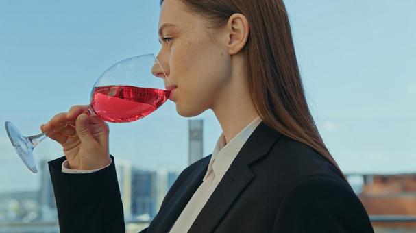 ワイングラスで飲む横向き女性 女性,外国人,ワイングラスの写真素材