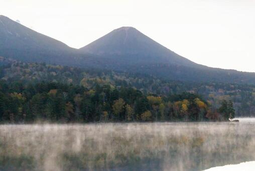 オンネトーの紅葉 オンネトーの紅葉,オンネトー,紅葉の写真素材