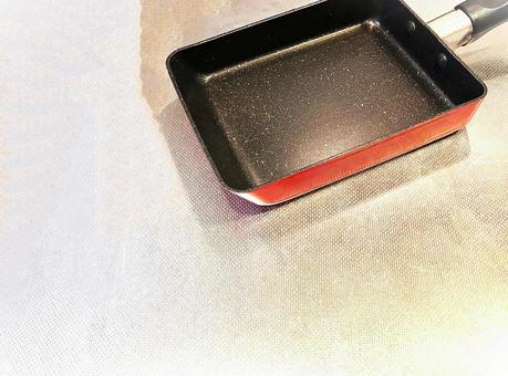 キッチンに置かれた卵焼き器 キッチンに置かれた卵焼き器の写真