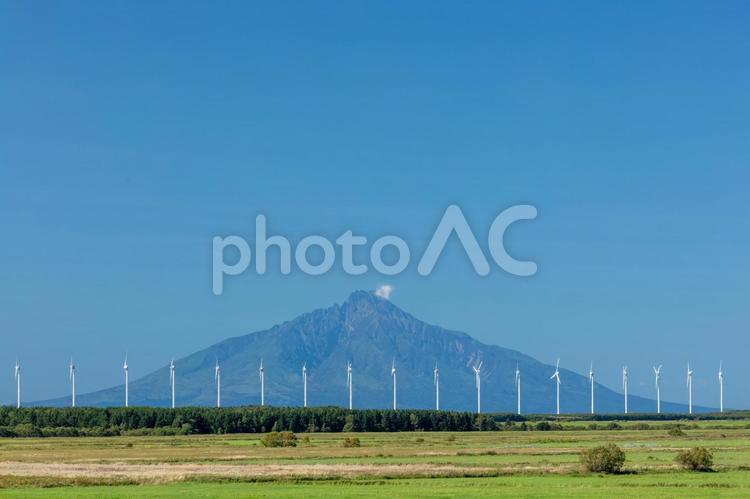 整列する風力タービンと利尻岳 風力発電,利尻岳,いなかの写真素材
