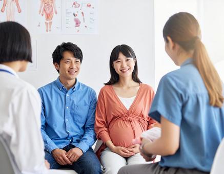 新米パパ、ママ教室で育児を学ぶ若い夫婦 新米パパ、ママ教室で育児を学ぶ若い夫婦の写真
