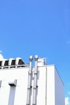 町工場の屋根と空3縦 町工場の屋根と空3縦 町工場,工場,企業の写真素材