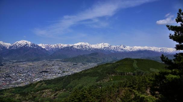 鷹狩山から見た大町市と北アルプスの山々 鷹狩山から見た大町市と北アルプスの山々 北アルプス,北葛岳,蓮華岳の写真素材