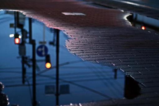 歩道の水溜まり 歩道の水溜まり 夜景,歩道,リフレクションの写真素材