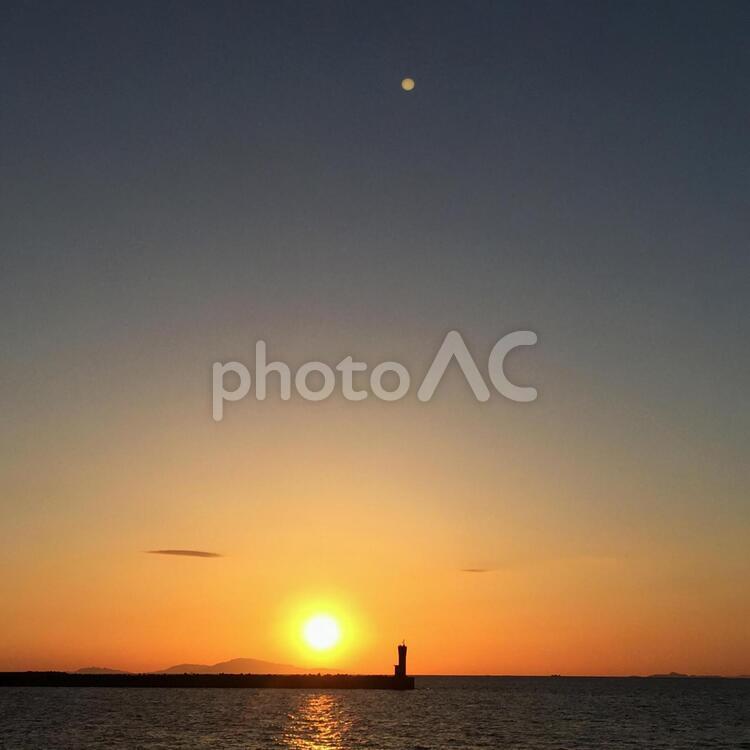 夕日と灯台 夕日,灯台,夕焼けの写真素材